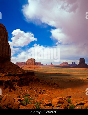 Die vorletzte Station entlang des Tals ist im Fenster "Nord" eine Lücke zwischen den Rändern der Elephant Butte und Cly Butte, AZ/UT Stockfoto