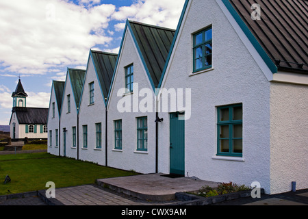 Þingvallabaer oder Thingvallabaer, die der isländische Premierminister Sommerhaus mit Þingvellir Kirche im Hintergrund Stockfoto