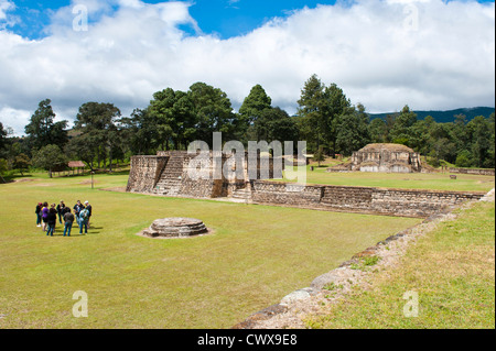 Die Maya-Ruinen von Iximche archäologische National Monument Park in der Nähe von Tecpan, Guatemala, Mittelamerika. Stockfoto