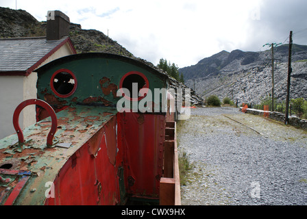 Heruntergekommene Lokomotive für das Schleppen schiefer Wagen an Llechwedd Slate Caverns, Blaenau Ffestiniog Wales genutzt Stockfoto