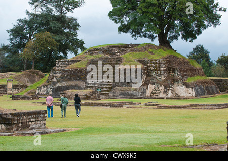 Die Maya-Ruinen von Iximche archäologische National Monument Park in der Nähe von Tecpan, Guatemala, Mittelamerika. Stockfoto