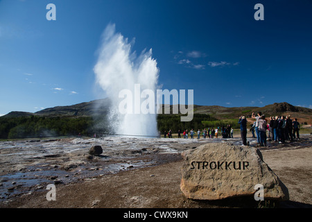 Strokkur Geysir ausbrechen, Island Stockfoto