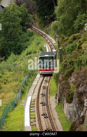 Die fløibahn Standseilbahn Fløyen läuft, Bergen, Norwegen Stockfoto