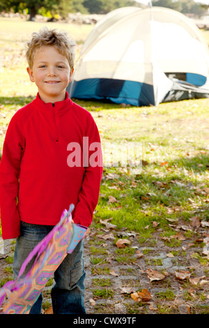 Ein 5 Jahre alter Junge hält einen Drachen. Stockfoto