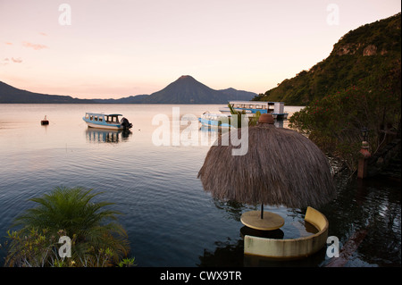 Toliman Vulkan und Lago de Atitlan, Lake Atitlan, vom Hotel Atitlan, San Juan la Laguna, Guatemala. Stockfoto