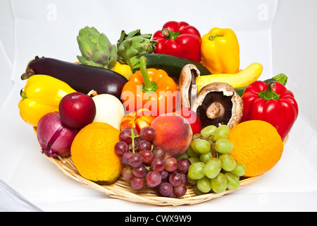 Korb mit Obst und Gemüse Stockfoto