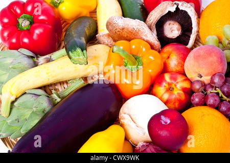 Korb mit Obst und Gemüse Stockfoto