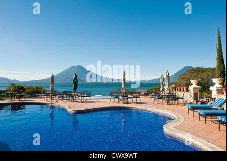 Toliman Vulkan und Lago de Atitlan, Lake Atitlan, vom Hotel Atitlan, Schwimmbad Pool, San Juan la Laguna, Guatemala. Stockfoto