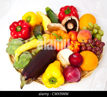 Korb mit Obst und Gemüse Stockfoto