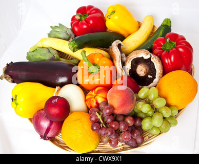 Korb mit Obst und Gemüse Stockfoto