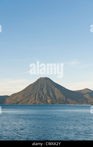 Toliman Vulkan und Lago de Atitlan, Lake Atitlan, vom Hotel Atitlan, San Juan la Laguna, Guatemala. Stockfoto