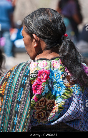 Guatemala, Santiago Atitlan. Maya-Frau gekleidet in traditionellen Corte und Huipiles. Stockfoto