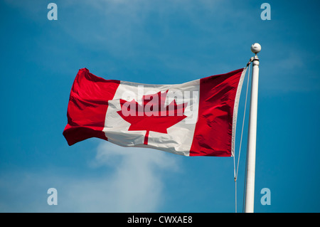Kanadische Flagge gegen blauen Himmel Stockfoto