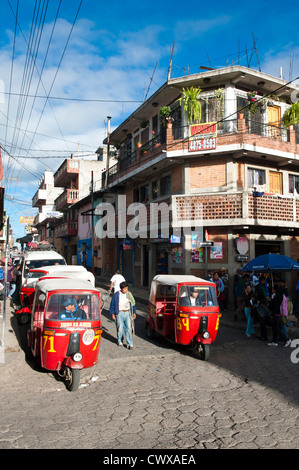 Guatemala, Chichicastenango. Tuk-Tuks. Stockfoto