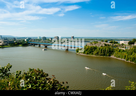 Erhöhter Blick auf die Alexandra Bridge über den Ottawa River, vom Parliament Hill aus gesehen. Ottawa, Kanada. Stockfoto