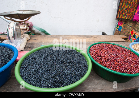 Bohnen-Anbieter im lokalen Markt, Chichicastenango, Guatemala. Stockfoto