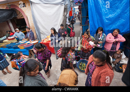 Shopper im lokalen Markt, Chichicastenango, Guatemala. Stockfoto