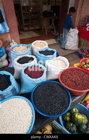 Bean Anbieter im lokalen Markt, Chichicastenango, Guatemala. Stockfoto