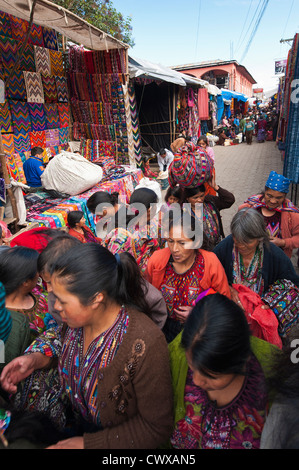 Shopper im lokalen Markt, Chichicastenango, Guatemala. Stockfoto