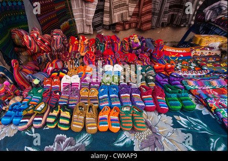 Schuh-Hersteller im lokalen Markt, Chichicastenango, Guatemala. Stockfoto