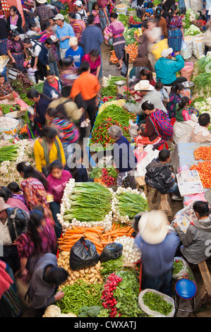 Gemüsestände innerhalb der örtlichen Straßenmarkt, Chichicastenango, Guatemala. Stockfoto