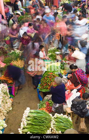 Gemüsestände innerhalb der örtlichen Straßenmarkt, Chichicastenango, Guatemala. Stockfoto