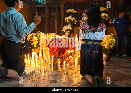 Guatemala, Chichicastenango. Maya Maximon Zeremonie Tag der Toten. Stockfoto