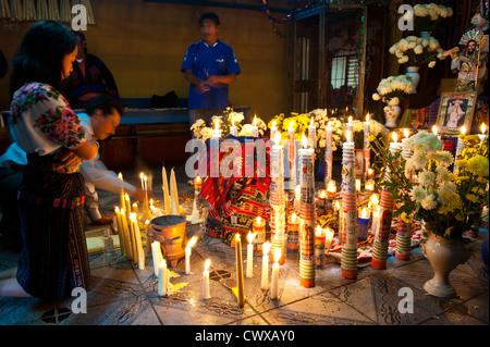 Guatemala, Chichicastenango. Maya Maximon Zeremonie Tag der Toten. Stockfoto