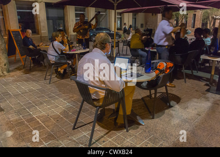 Perpignan, Frankreich, Menschenmassen, Getränke im französischen Bistro teilen, Café, Restaurant, Bürgersteig, Mann mit Laptop-Computer auf Tisch draußen Stockfoto