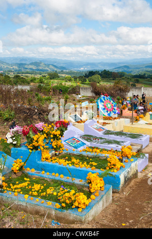 Gräber, Day Of The Dead, Dia de Los Muertos, Zeremonie im Friedhof, Santiago Sacatepequez, Guatemala, Mittelamerika dekoriert. Stockfoto