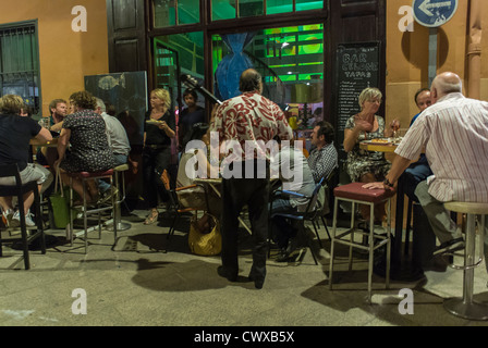 Perpignan, Frankreich, große Menschenmassen, sitzen an Tables, teilen Drinks auf der Terrasse bei Nacht, typisch französisches Bistro, Café, Restaurant Street Ambiente Stockfoto