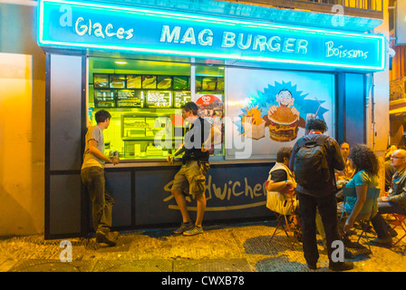 Perpignan, Frankreich, Menschen, Sharing Drinks in Französisch Fast Food, Restaurant 'mag Burger' ungesunde spät in die Nacht Essen Stockfoto