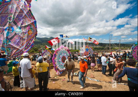 Drachen oder Barriletes, Day Of The Dead, zum Dia de Los Muertos, Zeremonie im Friedhof, Santiago Sacatepequez, Guatemala. Stockfoto