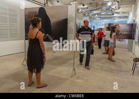 Perpignan, Frankreich, Touristen, die in Ausstellungen, bei Visa Pour l ' Image International Fotojournalist Photography Festival Stockfoto