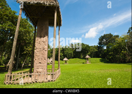 Stelen Stele Petroglyphen Tabletten in Archäologischen Park Quirigua, Weltkulturerbe der UNESCO, Guatemala, Mittelamerika. Stockfoto