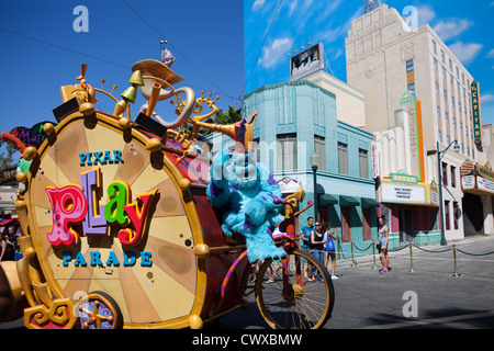 Disneys California Adventure Pixar spielen Parade, Sully aus dem Film Monsters, Inc. Stockfoto