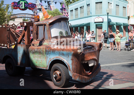 Disneys California Adventure Pixar Play Parade, Anaheim, Kalifornien. Mater aus dem Film Cars Stockfoto