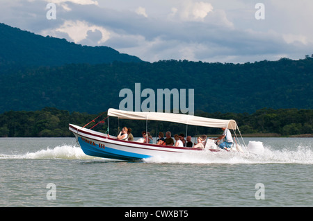 Guatemala, Lake Izabal. Schulkinder in Geschwindigkeit Boot Wasser taxi auf See Izabal Lago de Izabal, Guatemala. Stockfoto