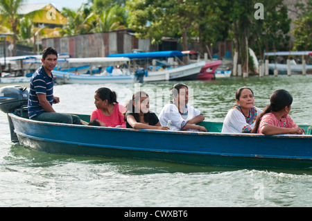 Guatemala, Lake Izabal. Schulkinder in Geschwindigkeit Boot Wasser taxi auf See Izabal Lago de Izabal, Guatemala. Stockfoto