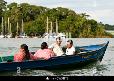 Guatemala, Lake Izabal. Schulkinder in Geschwindigkeit Boot Wasser taxi auf See Izabal Lago de Izabal, Guatemala. Stockfoto