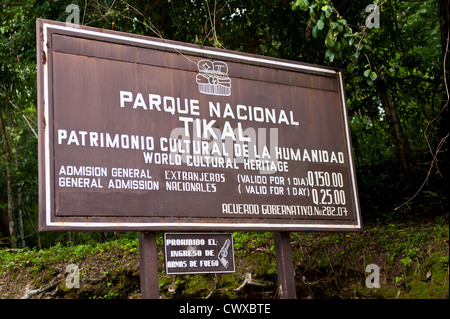 Ortseingangsschild von Tikal National Park, Parque Nacional Tikal, UNESCO-Weltkulturerbe, Guatemala, Mittelamerika. Stockfoto