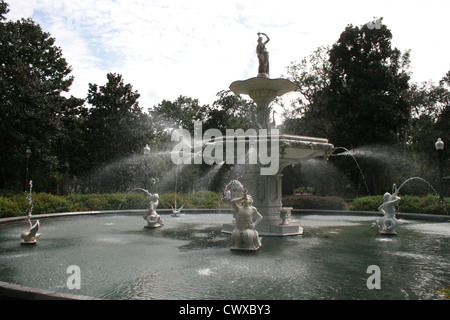 Moderne Kunst Wasser Brunnen Savannah Georgia Ga historischer Architektur Gebäude Marmor Steinfiguren Stockfoto