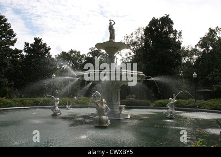 Forsyth Brunnen Wasser Brunnen Savannah Georgia Ga historischer Architektur Gebäude Marmor Steinfiguren Stockfoto