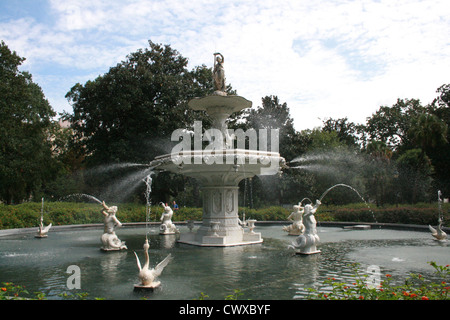 Forsyth Brunnen Wasser Brunnen Savannah Georgia Ga historischer Architektur Gebäude Marmor Steinfiguren Stockfoto