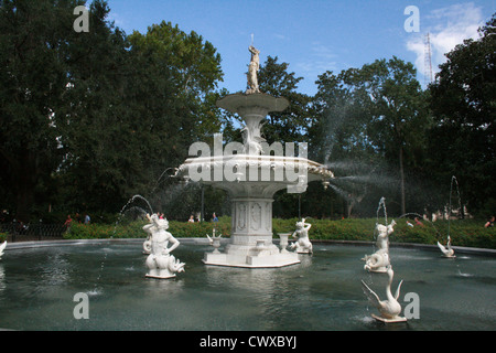 Forsyth Brunnen Wasser Brunnen Savannah Georgia Ga historischer Architektur Gebäude Marmor Steinfiguren Stockfoto