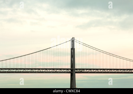 Bay Bridge in der Dämmerung, San Francisco, Kalifornien, USA Stockfoto