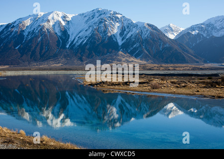 Alpine Landschaft: Schnee-bedeckten Bergen reflektiert in einem kristallklaren See. Stockfoto