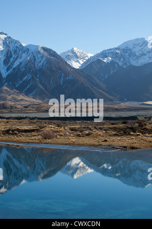 Alpine Landschaft: Schnee-bedeckten Bergen reflektiert in einem kristallklaren See. Stockfoto