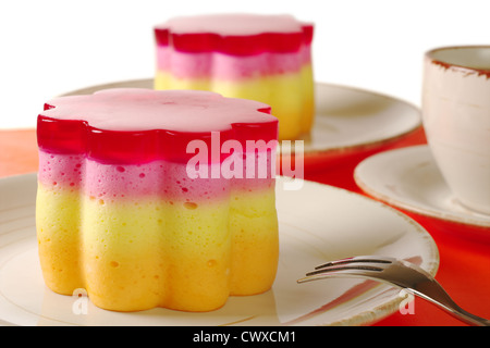 Peruanische bunten kleinen Kuchen namens Torta Helada in der Form einer Blume mit Kaffee und Gabel (Tiefenschärfe) Stockfoto