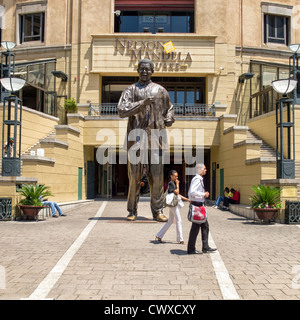 Nelson Mandela Statue Zwerge Shopper in Sandton City Shopping Centre in den nördlichen Vororten von Johannesburg Stockfoto